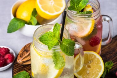 Limonata yaz soğuk içecek.