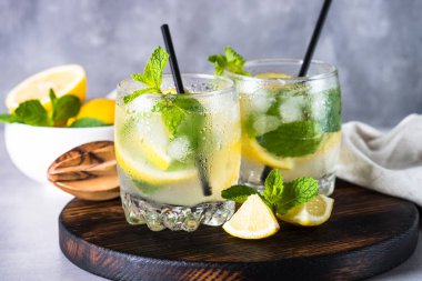 Limonata yaz soğuk içecek.