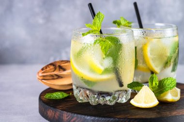 Limonata yaz soğuk içecek.