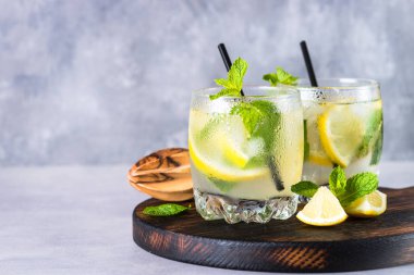 Limonata yaz soğuk içecek.