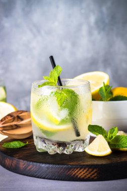 Limonata yaz soğuk içecek.