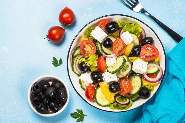Görög saláta kék asztalon. — Stock Fotó