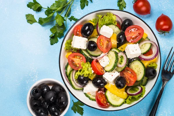 Görög saláta kék asztalon. — Stock Fotó