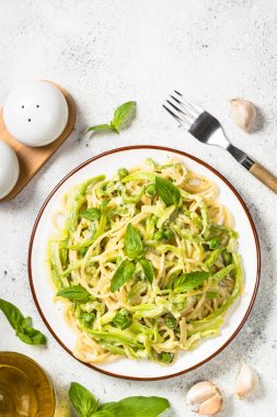 Kabak üst görünümü ile Makarna spagetti.