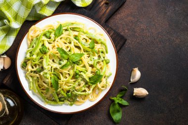 Kabak üst görünümü ile Makarna spagetti.