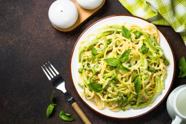 Kabak üst görünümü ile Makarna spagetti.