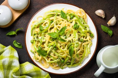 Kabak üst görünümü ile Makarna spagetti.