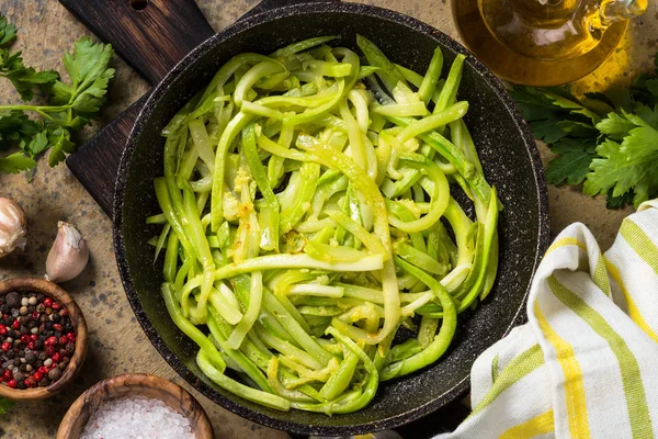 Zucchini noodles in frying pan top view. — Stock Photo, Image