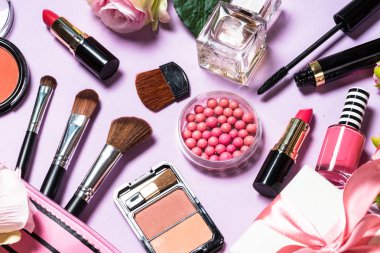 Mor arka planda makyaj profesyonel kozmetik.