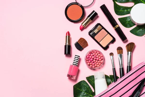 Make-up profesionální kosmetika na růžovém pozadí. — Stock fotografie