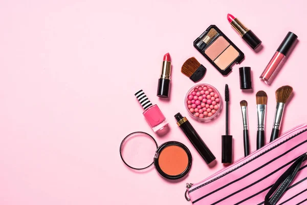 Make-up professionele cosmetica op roze achtergrond. — Stockfoto