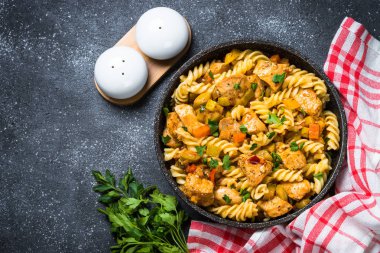 Makarna tavuk ve sebze, üstten görünüm.