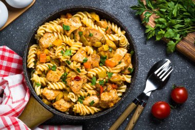 Makarna tavuk ve sebze, üstten görünüm.