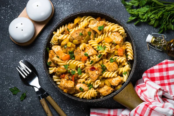 Pasta con pollo e verdure, vista dall'alto . — Foto Stock