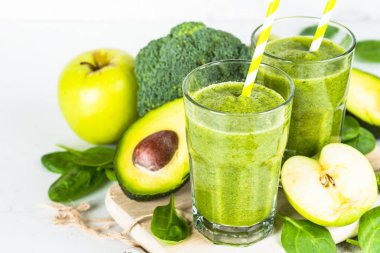 Meyve ve sebze beyaz yeşil smoothie.