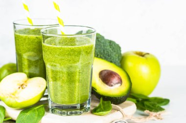 Meyve ve sebze beyaz yeşil smoothie.