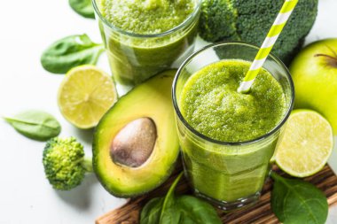 Meyve ve sebze beyaz yeşil smoothie.