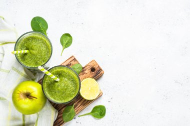 Meyve ve sebze beyaz yeşil smoothie.