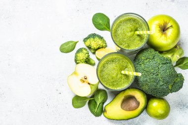 Meyve ve sebze beyaz yeşil smoothie.