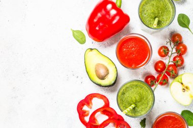 Beyaz üzerine kırmızı ve yeşil sebze güler yüzlü.