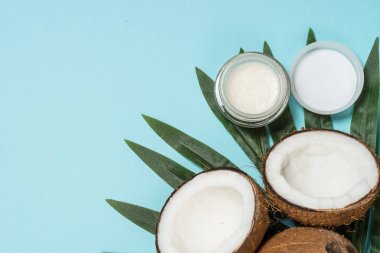 Hindistan cevizi yağı, doğal kozmetik düz yatıyordu.