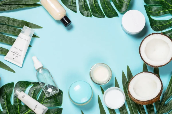 Produto de cuidados com a pele, cosméticos naturais flat lay . — Fotografia de Stock