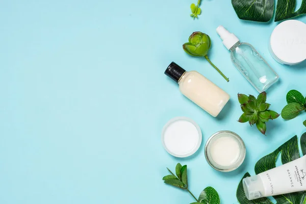 Produto de cuidados com a pele, cosméticos naturais flat lay . — Fotografia de Stock