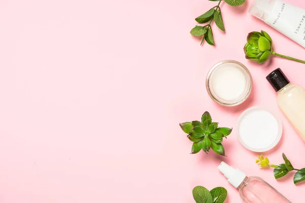 Produto de cuidados com a pele, cosméticos naturais flat lay . — Fotografia de Stock