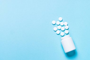 Mavi üst görünümde Pills.