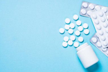 Mavi üst görünümde Pills.