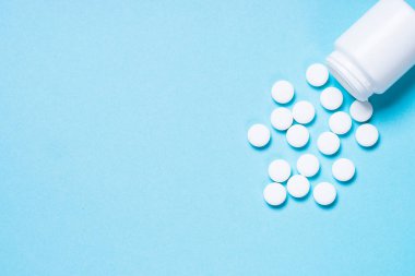 Mavi üst görünümde Pills.