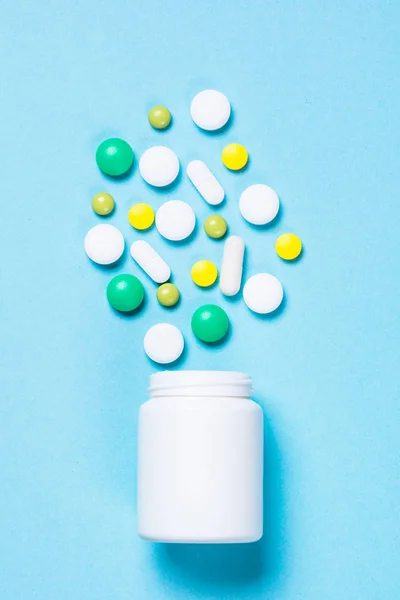 Prášky, tablety a vitamín na modrém — Stock fotografie