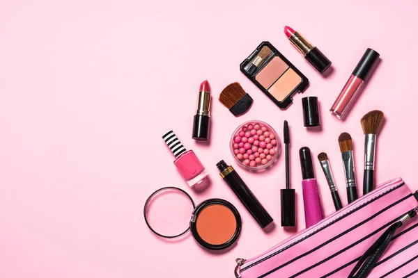 Make-up professionele cosmetica op roze achtergrond. — Stockfoto