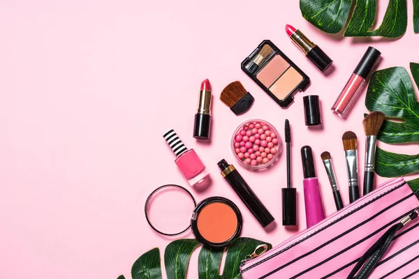 Maquiagem cosméticos profissionais em fundo rosa . — Fotografia de Stock