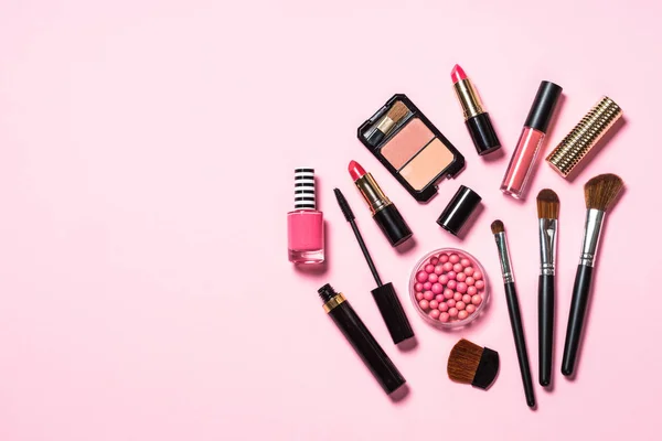 Trucco cosmetici professionali su sfondo rosa . — Foto Stock