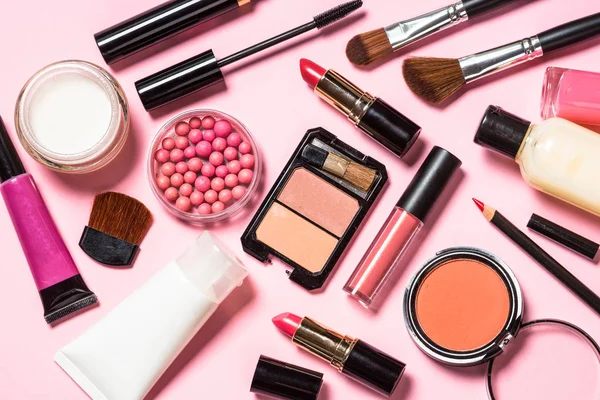Make-up professionele cosmetica op roze achtergrond. — Stockfoto