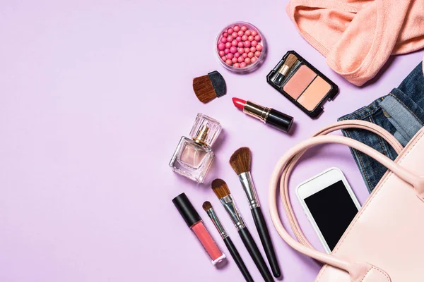 Fondo plano para mujer con tela, cerrorios y cosméticos . — Foto de Stock