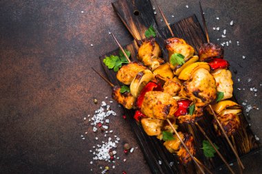 Tavuk kebap şişleri üstten görünüm sebze ile.