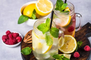 Limonata yaz soğuk içecek.