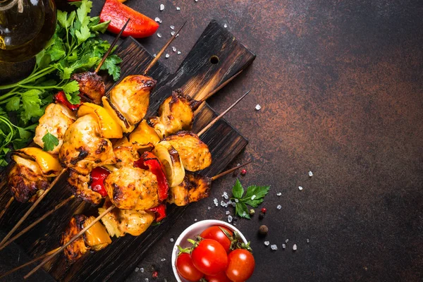 Kebab de frango com legumes em espetos vista superior . — Fotografia de Stock