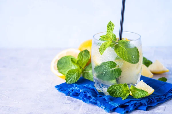 Limonata yaz soğuk içecek.