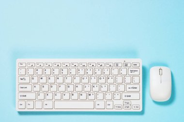 Mavi arka planda klavye ve fare. 