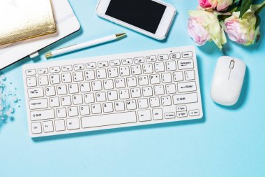 Ofis düz mavi arka plan yatıyordu. 