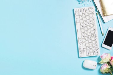 Ofis düz mavi arka plan yatıyordu. 