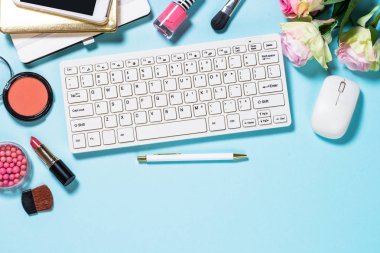 Kadın ofis düz yatıyordu serbest arka plan. 