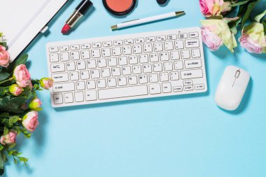Kadın ofis düz yatıyordu serbest arka plan. 