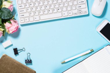 Kadın ofis düz yatıyordu serbest arka plan. 