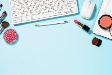 Kadın ofis düz yatıyordu serbest arka plan. 