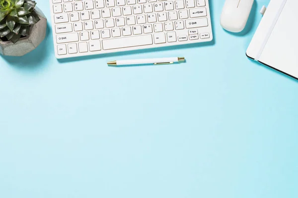 Bureau fond plat sur fond bleu . — Photo