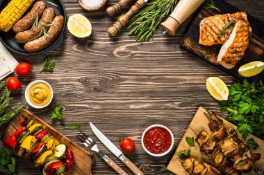 Barbekülü yemek-ızgara et, balık, sosis ve sebzeler. 